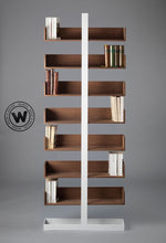 Libreria di design realizzata su struttura in ferro con ripiani in legno massello nobile