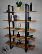 Libreria di design su struttura in metallo con mensole in legno massello di castagno