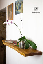 Mensole di design realizzate in legno massello di rovere scortecciato con installazione a scomparsa