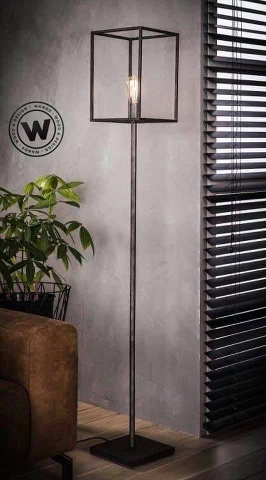 Piantana di design stile industrial su struttura in ferro grezzo