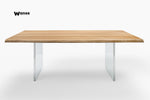 Tavolo di design realizzato in legno massello di rovere su cristallo acrilico