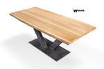 Tavolo di design realizzato in legno massello di rovere su struttura in metallo geometrica