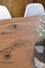 Tavolo di design in legno massello di castagno scortecciato allungabile su base in metallo