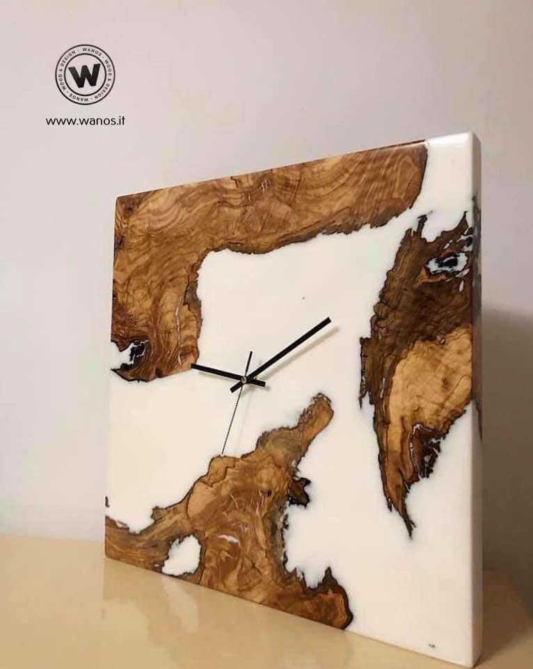 Orologio da parete di design realizzato con radice di ulivo secolare e resina bianca