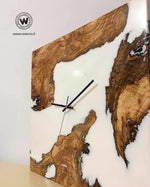 Orologio da parete di design realizzato con radice di ulivo secolare e resina bianca