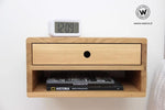 Comodino di design sospeso realizzato in legno massello di rovere