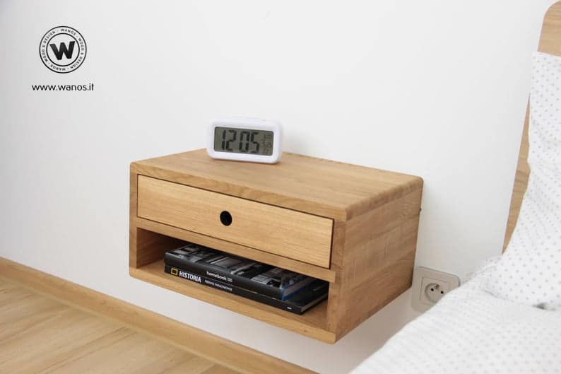 Comodino di design sospeso realizzato in legno massello di rovere