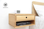 Comodino di design sospeso realizzato in legno massello di rovere