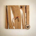 Orologio da parete di design realizzato in legno massello antico di castagno e resina bianca