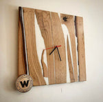 Orologio da parete di design realizzato in legno massello antico di castagno e resina bianca