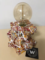 Lampada da tavolo di design in legno massello