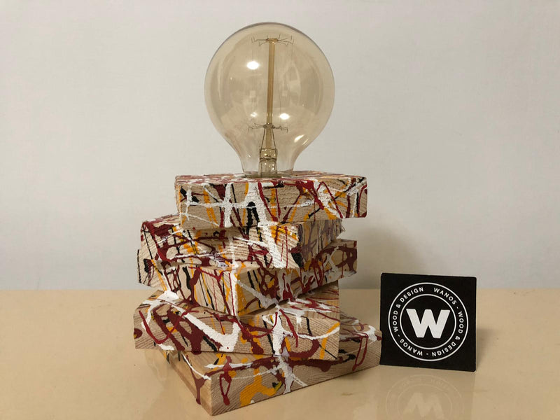 Lampada da tavolo di design in legno massello