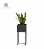 Portavaso di design realizzato in metallo di colore nero opaco