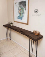 Consolle con piano in legno massello di castagno scortecciato su base in metallo nero opaco .