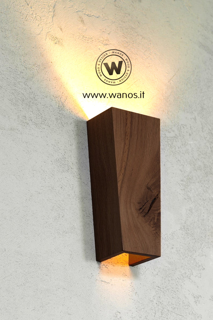 Applique da parete realizzata in legno massello di rovere o castagno  naturale con luce led integrata