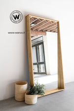 Specchiera di design da terra con cornice in legno massello nobile