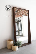 Specchiera di design da terra con cornice in legno massello nobile