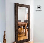 Specchio di design con cornice in legno massello secolare invecchiato di castagno naturale