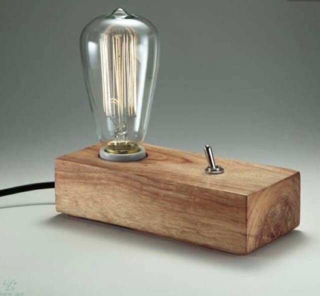Lampada da tavolo in legno massello di castagno con rifiniture vintage