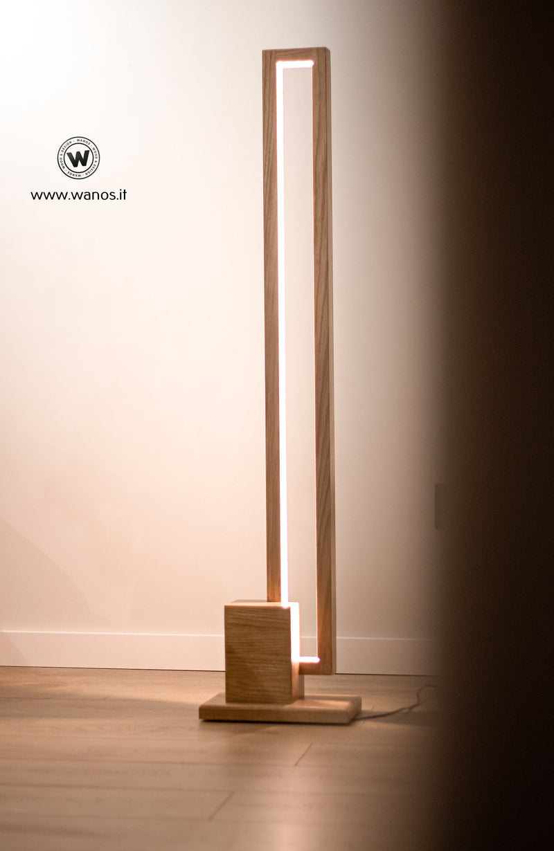 Piantana di design realizzata in legno massello di castagno con led integrato