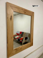 Specchio di design con cornice in legno massello di castagno invecchiato