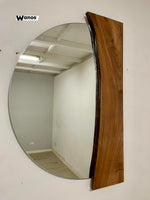 Specchio di design con cornice in legno massello di noce nazionale