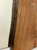 Specchio di design con cornice in legno massello di noce nazionale