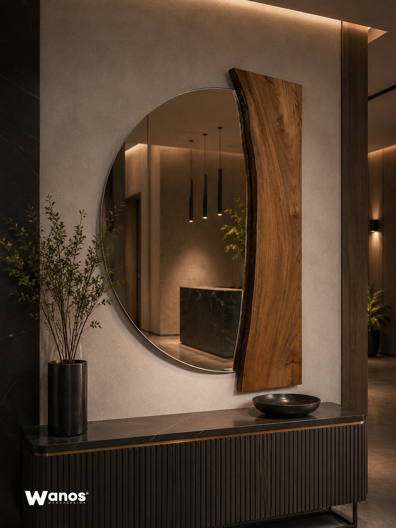 Specchio di design con cornice in legno massello di noce nazionale