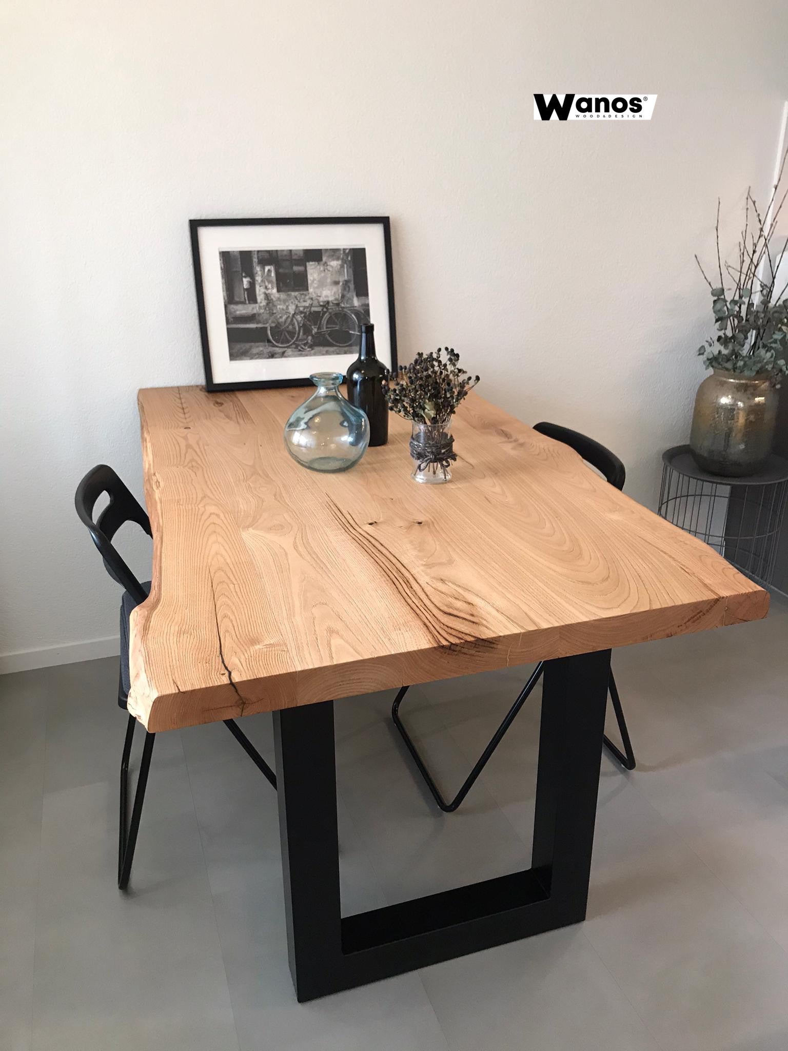 Tavolo di design in legno massello di castagno scortecciato allungabile su base in metallo