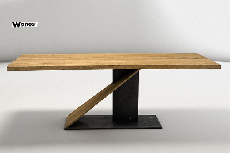 Tavolo di design con piano in legno massello di rovere su struttura in legno e metallo
