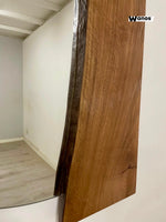 Specchio di design con cornice in legno massello di noce nazionale