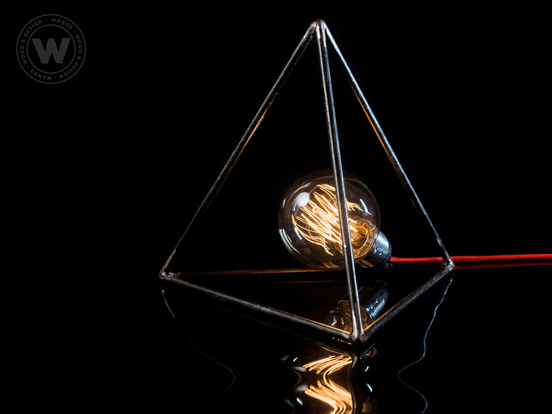 Lampada da tavolo di design in ferro battuto "Triangle"