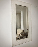 Specchio da parete di design con cornice in legno massello decapato in stile shabby chic