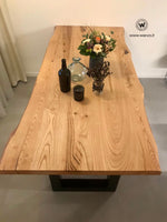 Tavolo di design in legno massello di castagno scortecciato  allungabile su base in metallo