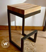 Sgabello di design realizzato con seduta in legno massello su struttura in metallo