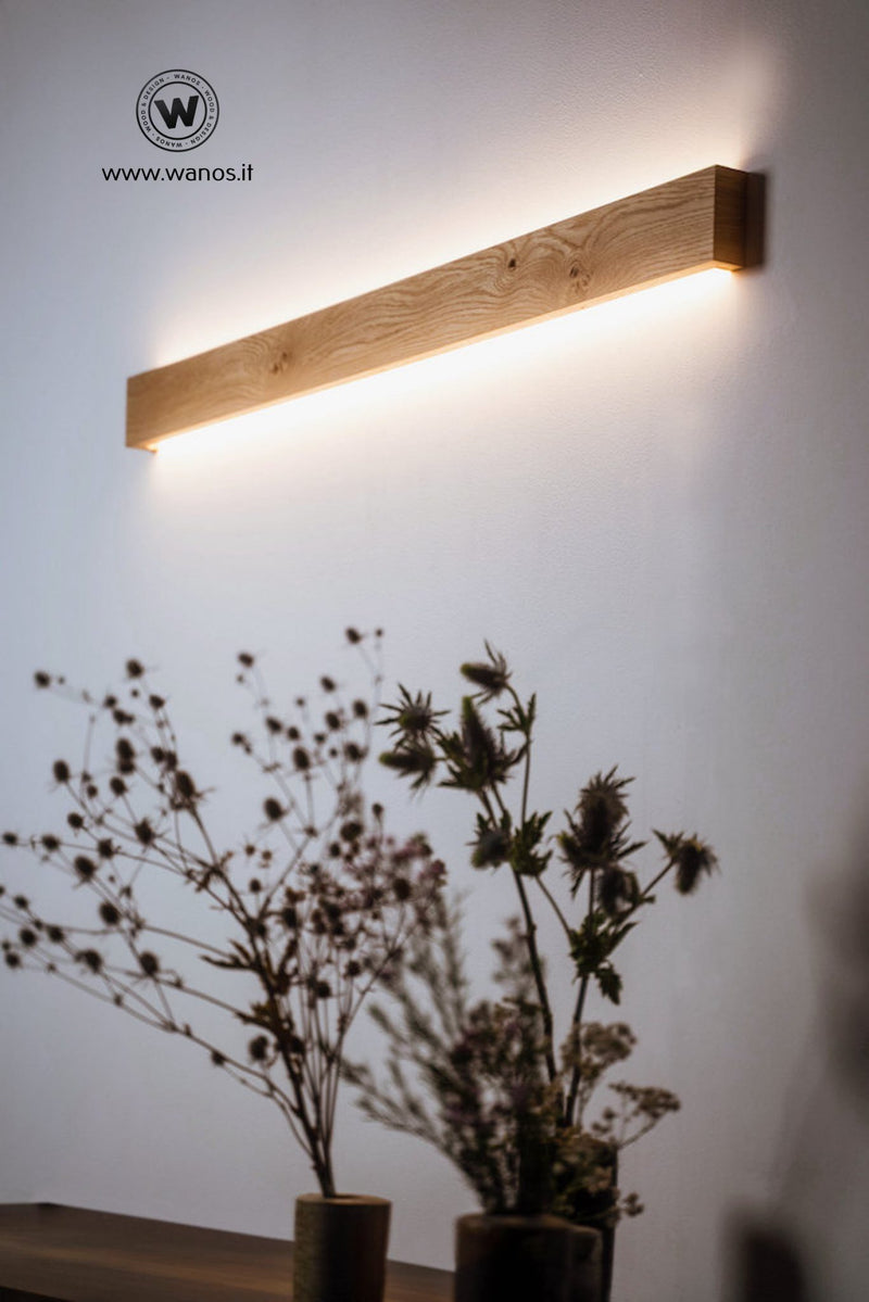 Applique da parete realizzata in legno massello di rovere o castagno naturale con luce led integrata