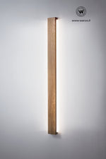 Applique da parete realizzata in legno massello di rovere o castagno naturale con luce led integrata
