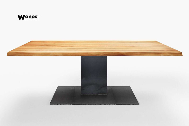Tavolo di design con piano in legno massello di castagno scortecciato su struttura in metallo nero opaco allungabile