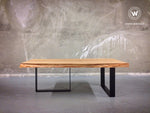 Coffee Table di design realizzato in legno massello di castagno scortecciato su struttura in metallo