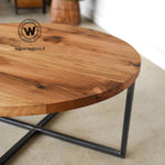 Coffee Table circolare realizzato con piano in legno massello di castagno su struttura in metallo.