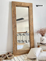Specchio di design da terra o parete con cornice in legno massello invecchiato di castagno