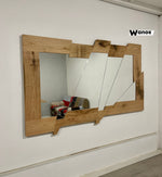 Specchio dal design geometrico da appoggio o parete con cornice in legno massello di castagno spazzolato naturale