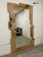 Specchio dal design geometrico da appoggio o parete con cornice in legno massello di castagno spazzolato naturale