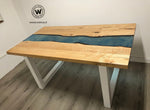 Tavolo di design realizzato in legno massello di castagno scortecciato con River in resina effetto acqua marina