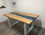 Tavolo di design realizzato in legno massello di castagno scortecciato con River in resina effetto acqua marina