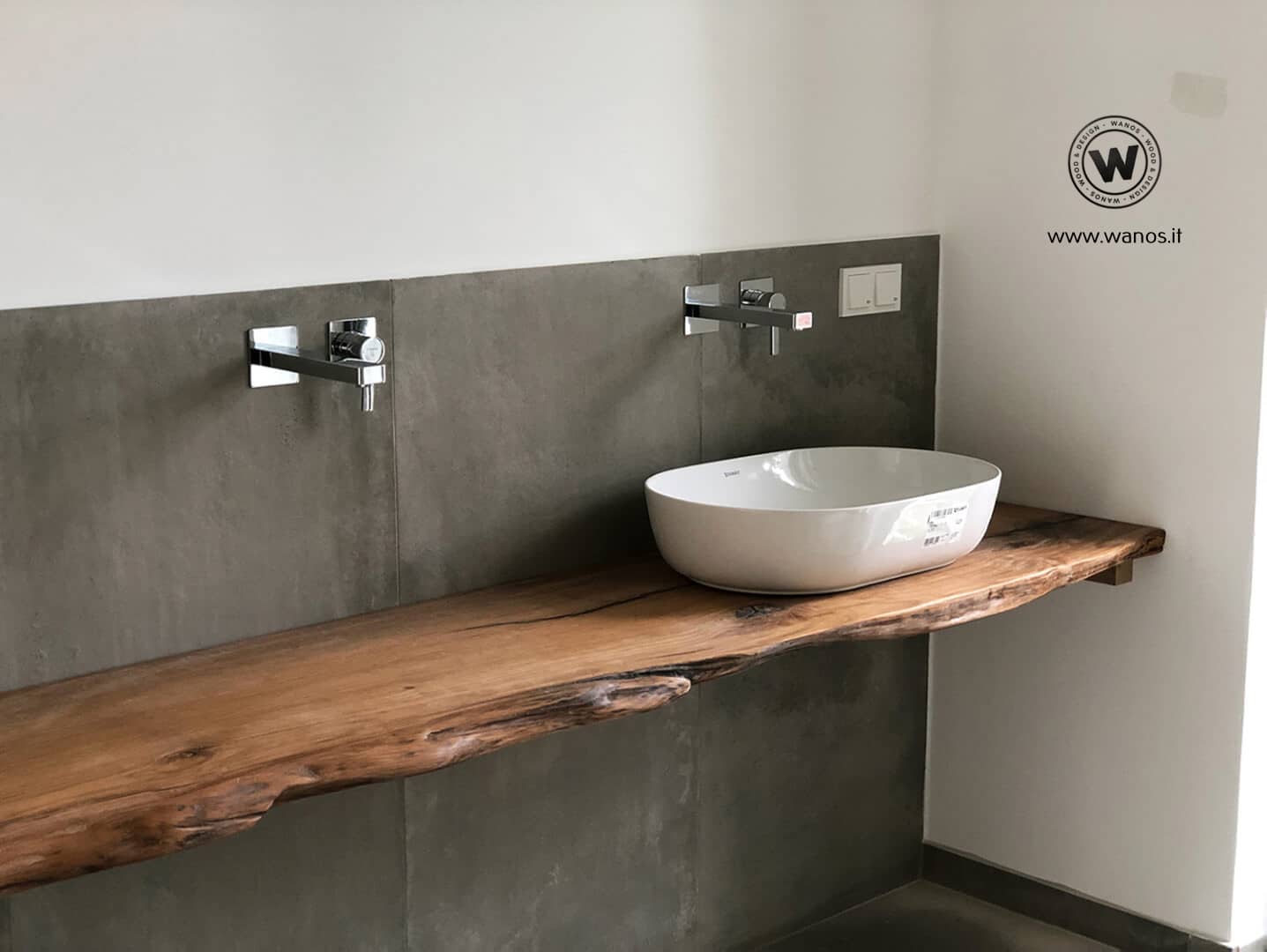 Piano lavabo di design realizzato in legno massello di castagno