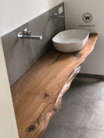 Piano lavabo di design realizzato in legno massello di castagno scortecciato