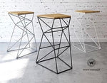 Sgabello di design realizzato in metallo con seduta in legno massello di rovere naturale