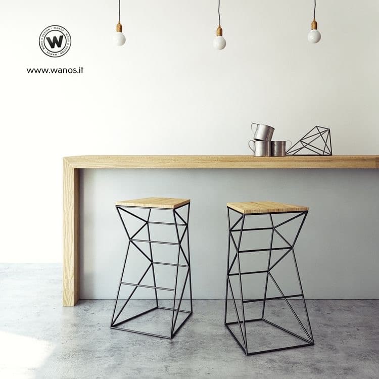 Sgabello di design realizzato in metallo con seduta in legno massello di rovere naturale