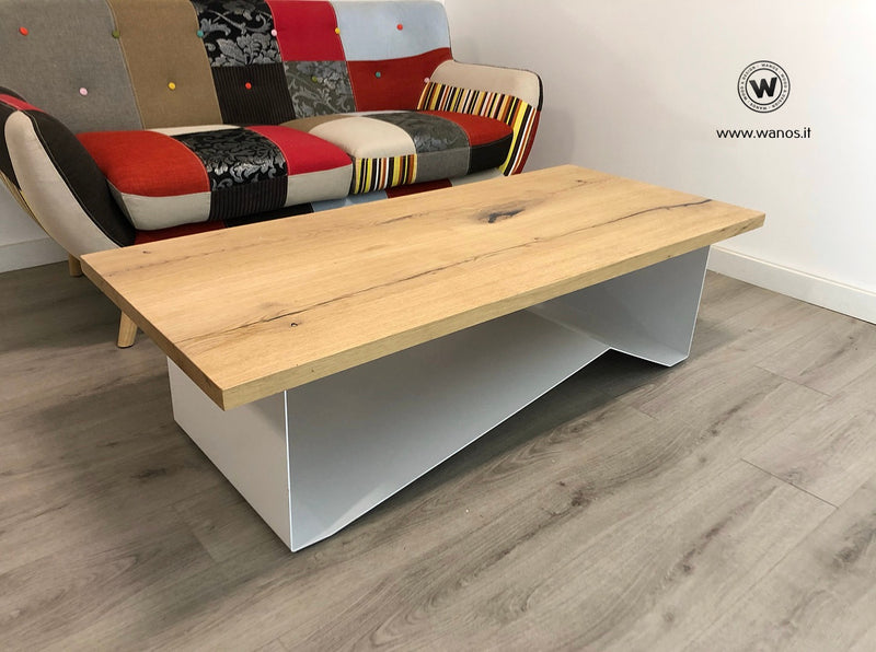 Coffee Table di design con piano in legno massello di rovere spazzolato su struttura geometrica in metallo di colore bianco opaco